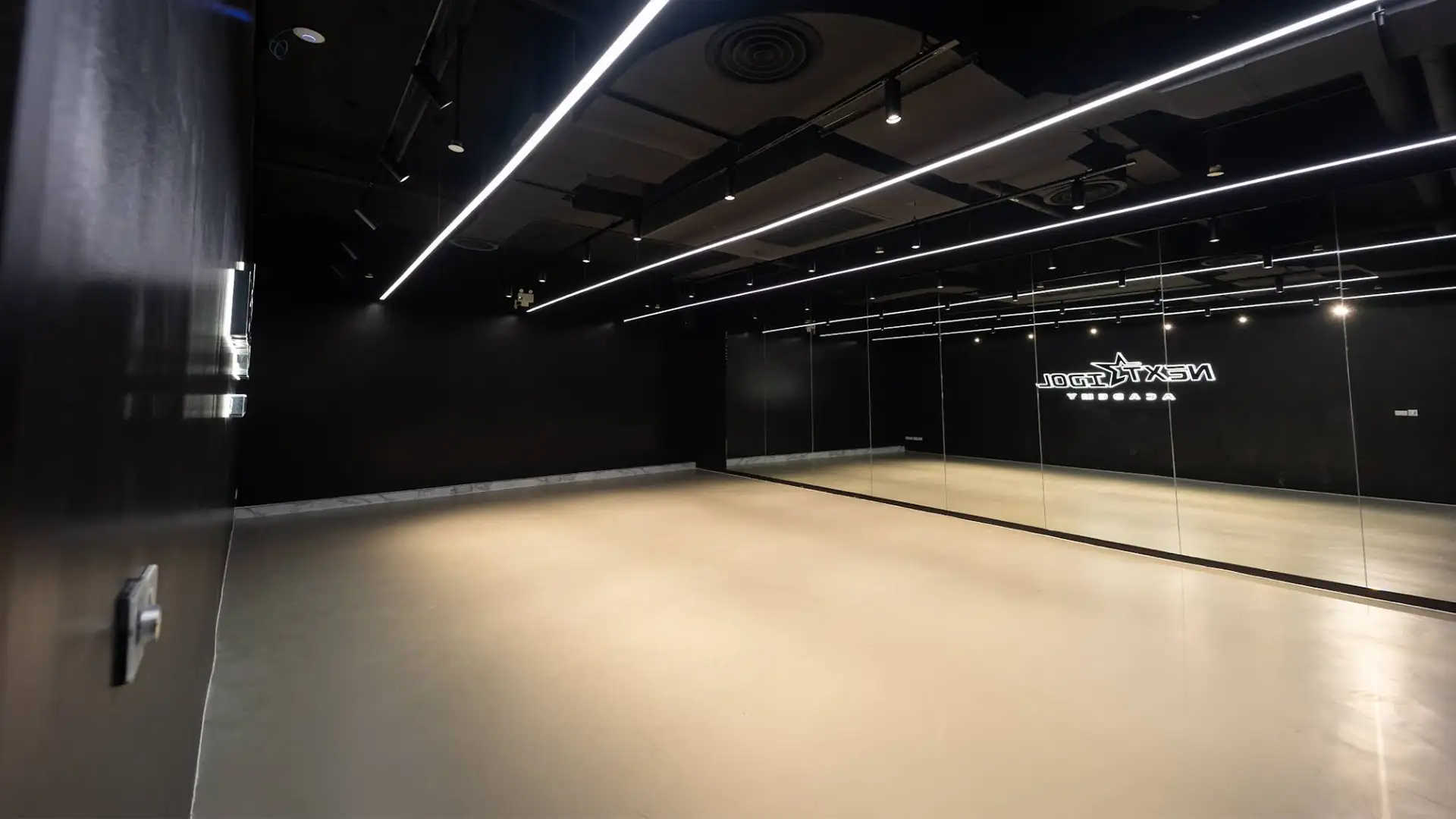 ภายในห้องซ้อมเต้นปูพื้นยางลดแรงกระแทก (Rubber Floor) และงานทาสีผนังห้องโทนสีดำ