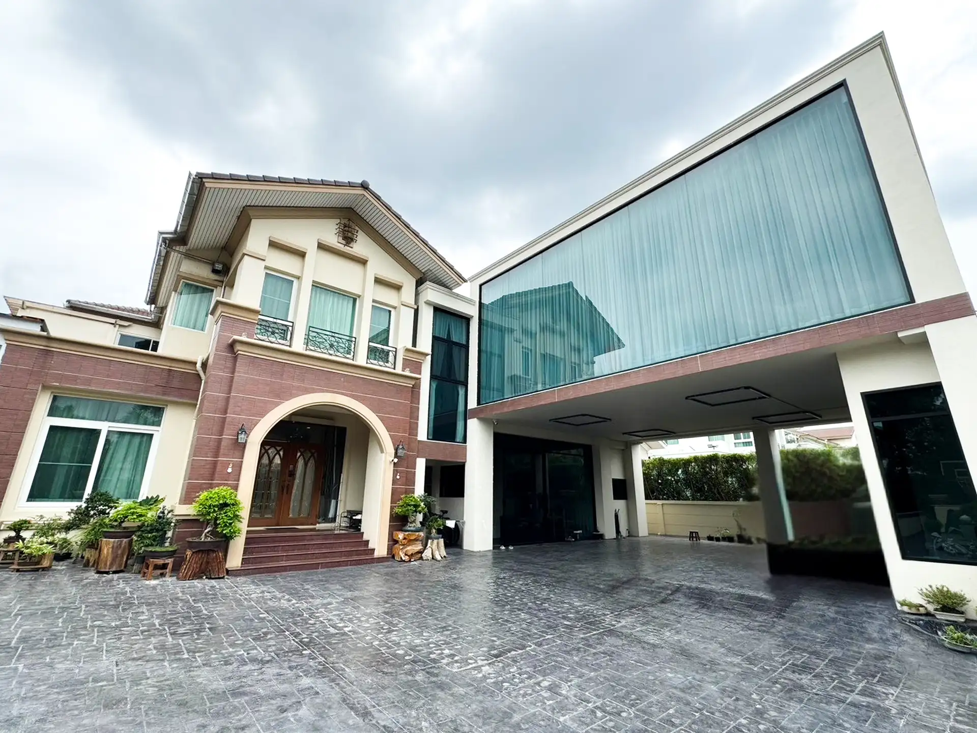 งานต่อเติมอาคารกระจก และโรงจอดรถสไตล์โมเดิร์น ณ หมู่บ้านพฤกษ์ภิรมย์ ราชพฤกษ์
